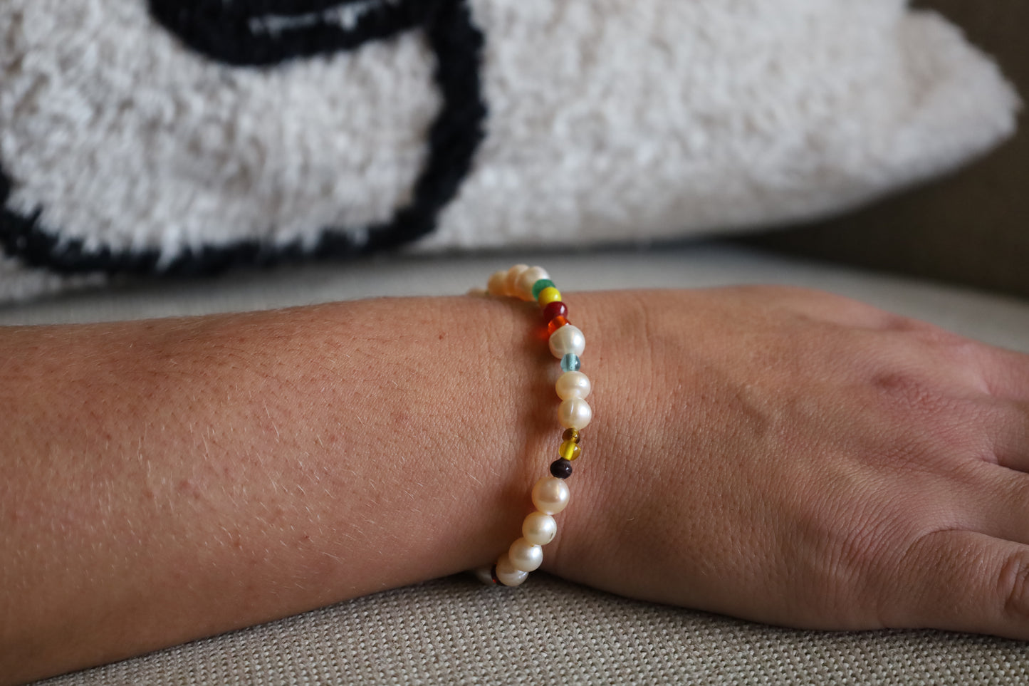 Bracelet Perles Baroques d’Eau Douce Blanches et Perles en Pâte de Verre Multicolores