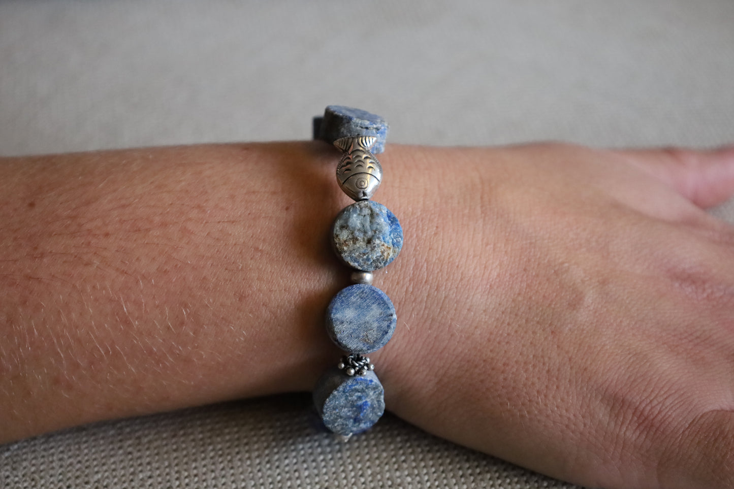 Bracelet en Lapis-Lazuli Brut, Perle Poisson et Perles Intercalaires Argent
