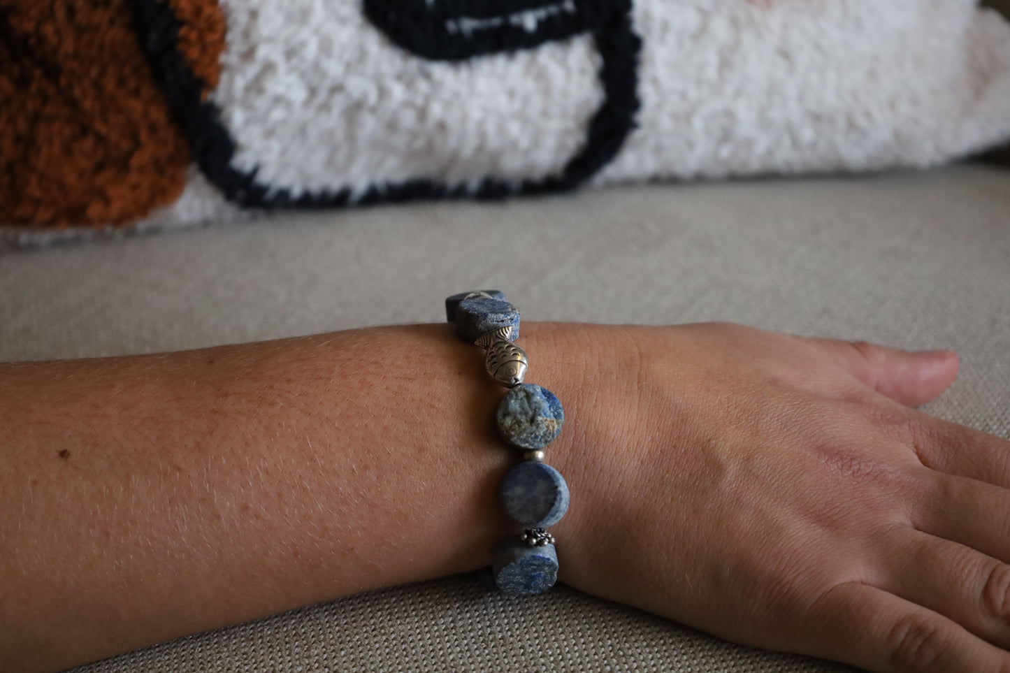 Bracelet en Lapis-Lazuli Brut, Perle Poisson et Perles Intercalaires Argent
