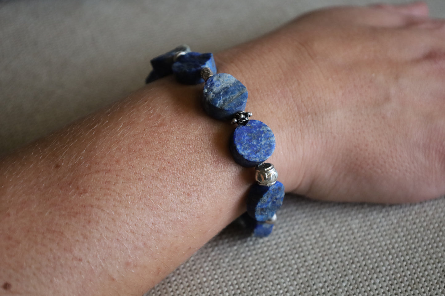 Bracelet en Lapis-Lazuli Brut et Perles Intercalaires Argent
