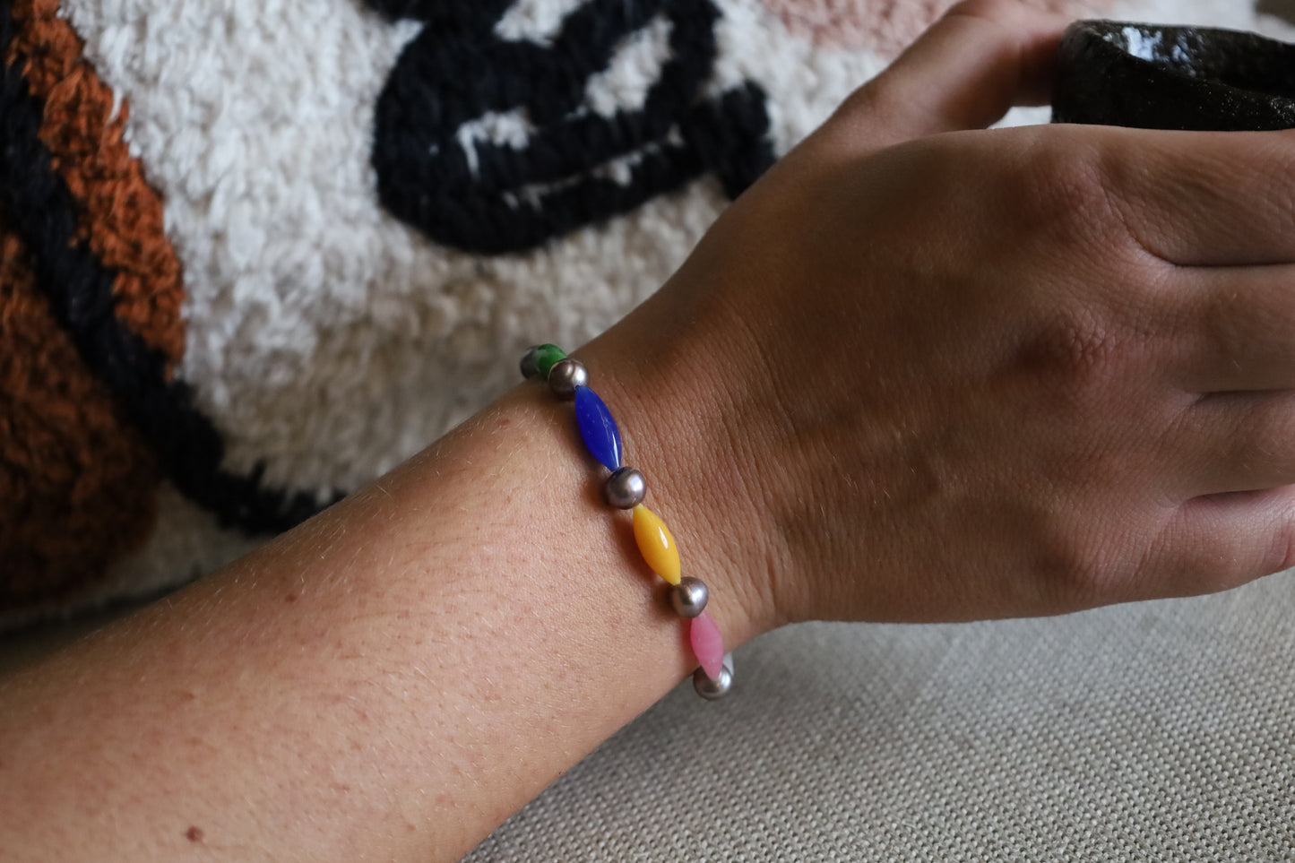 Bracelet Perles Baroques d'Eau Douce Grises Nacrées et Gouttes en Pâte de Verre Colorée