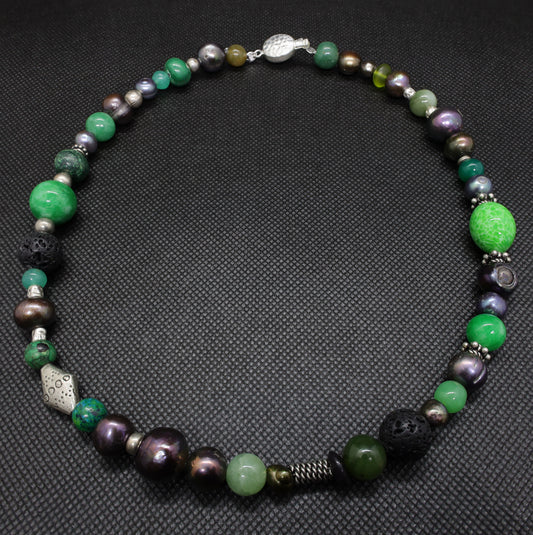 Collier Perles Baroques d'Eau Douce Noires, Malachite, Pâte de verre, Jade et Intercalaires Argent