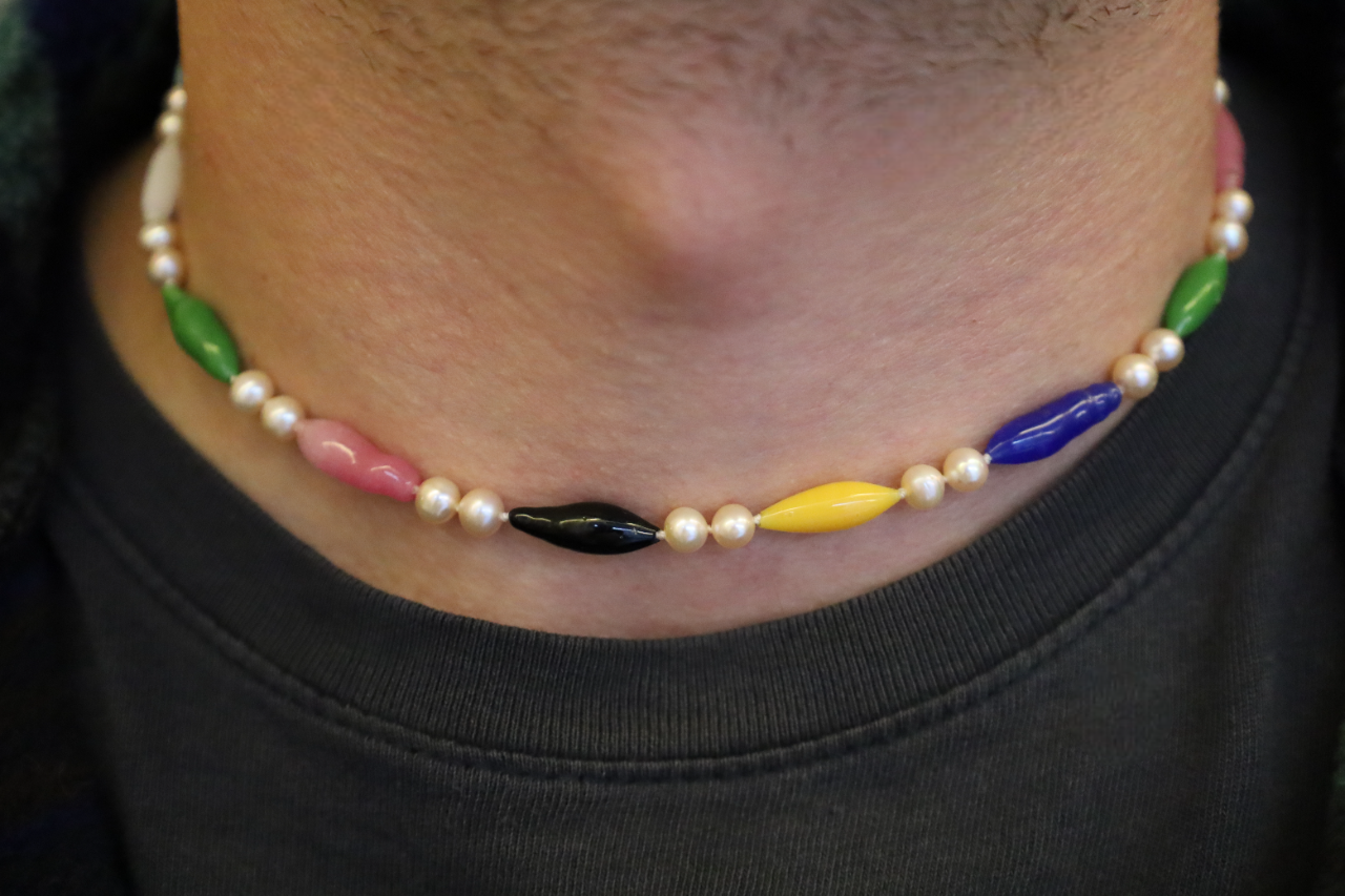 Collier Perles Baroques d'Eau Douce Saumonées et Gouttes en Pâtes de Verre Colorées