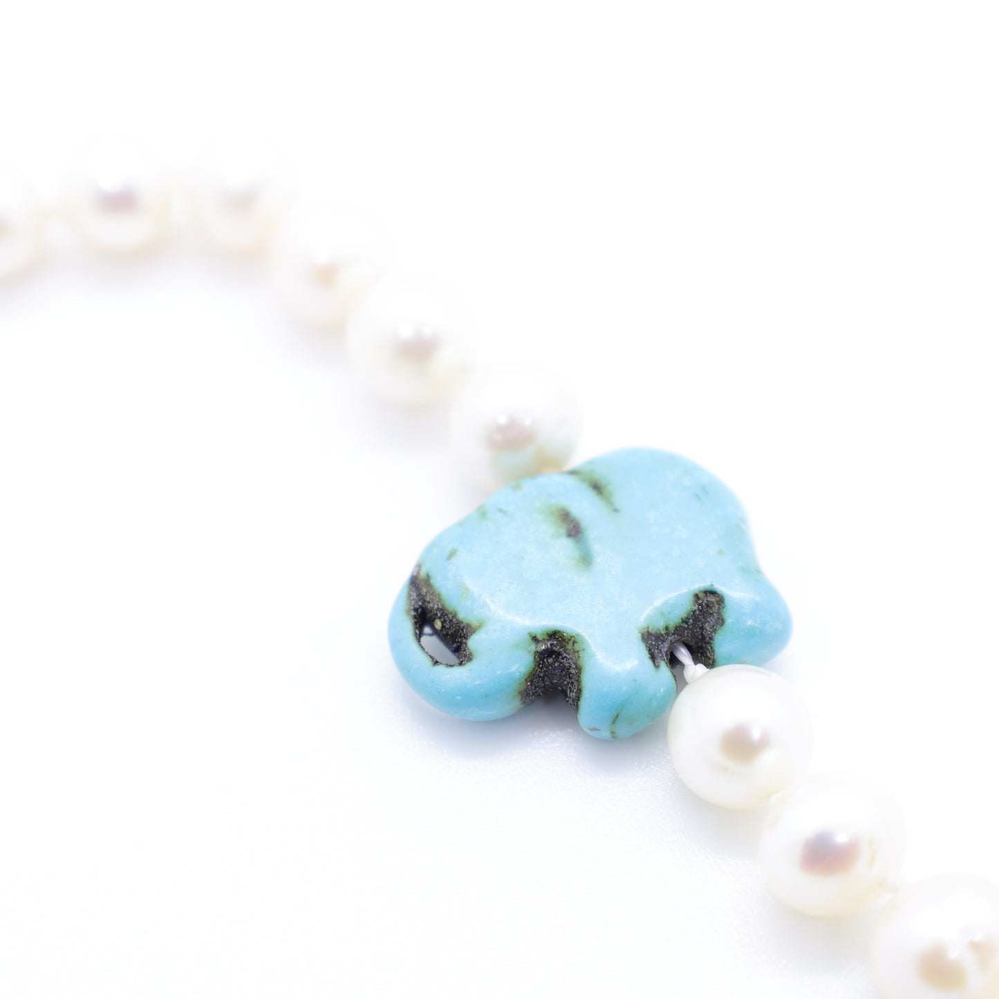 Collier Perles Baroques d'Eau Douce Blanches et Perle Éléphant en Turquoise Reconstituée