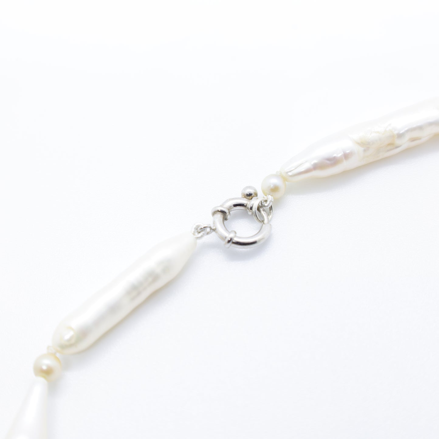 Collier Perles Baroques d'Eau Douce Allongées Blanches et Perles en Quinconce Grises