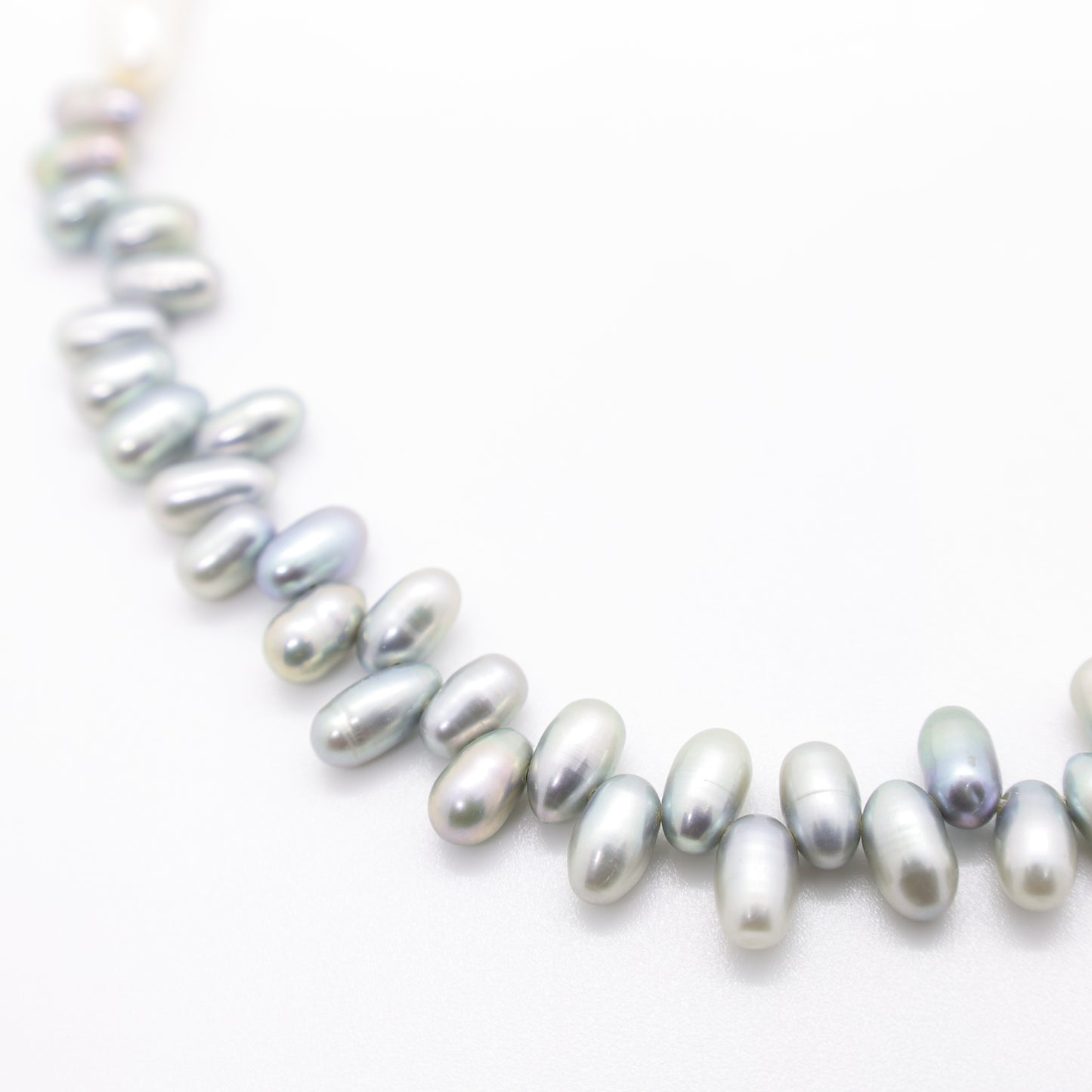 Collier Perles Baroques d'Eau Douce Allongées Blanches et Perles en Quinconce Grises