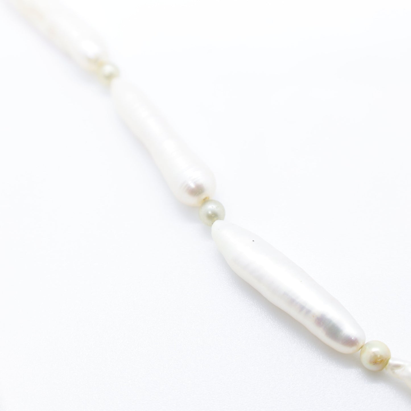 Collier Perles Baroques d'Eau Douce Allongées Blanches et Perles en Quinconce Grises