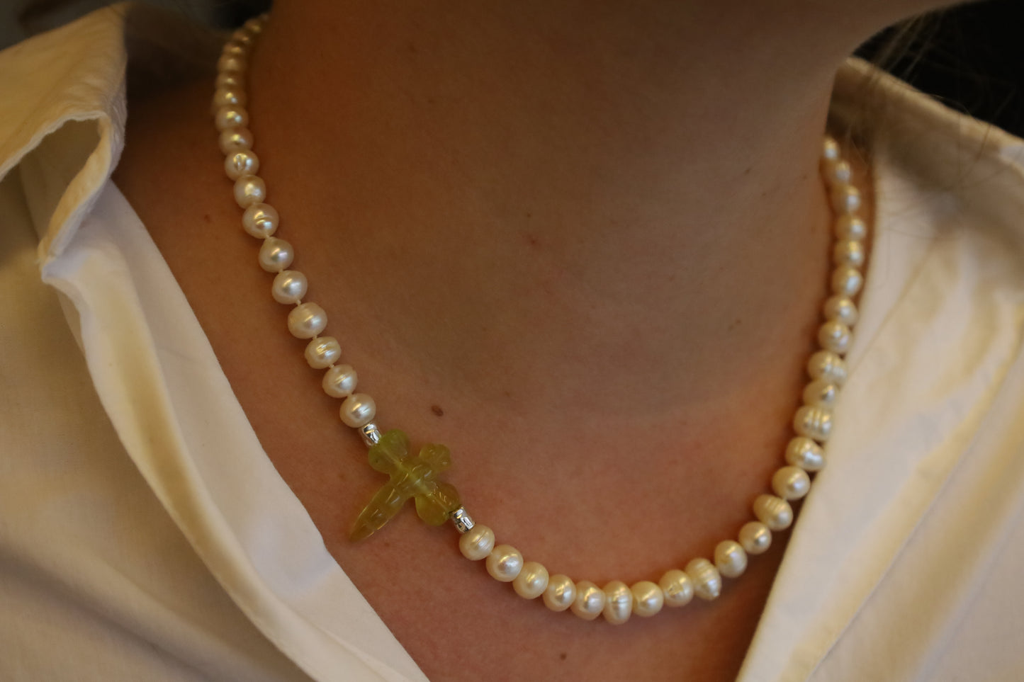 Collier Perles Baroques d’Eau Douce Blanches, Agate "Libellule" Jaune et  Perles Intercalaires Argent