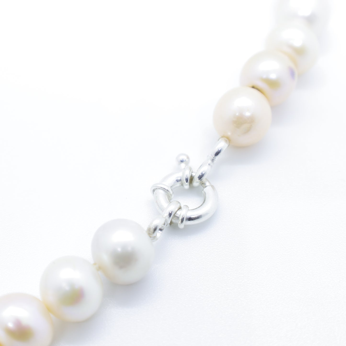 Collier Perles Baroques d’Eau Douce Blanches et Perles en Pâte de Verre Multicolore
