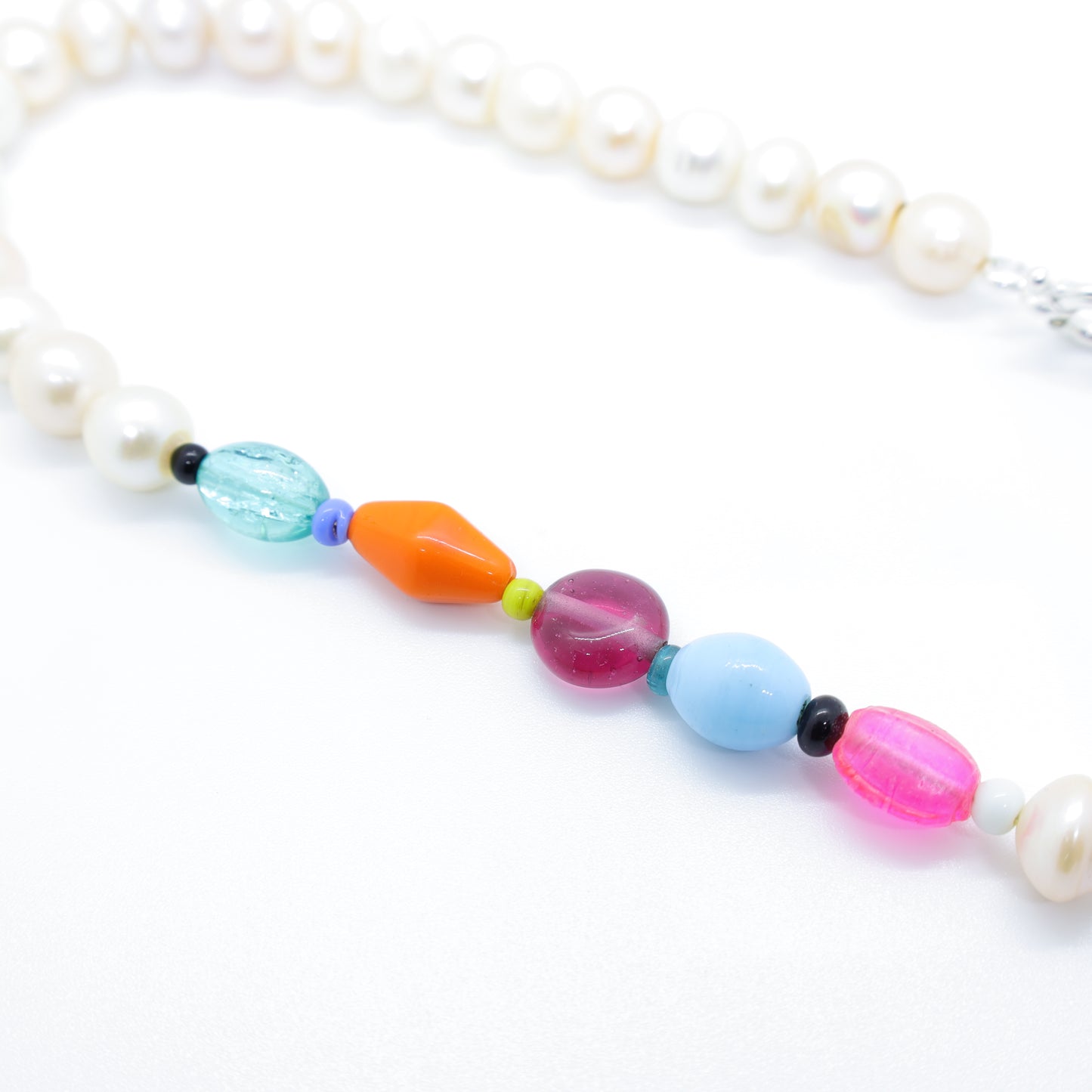 Collier Perles Baroques d’Eau Douce Blanches et Perles en Pâte de Verre Multicolore