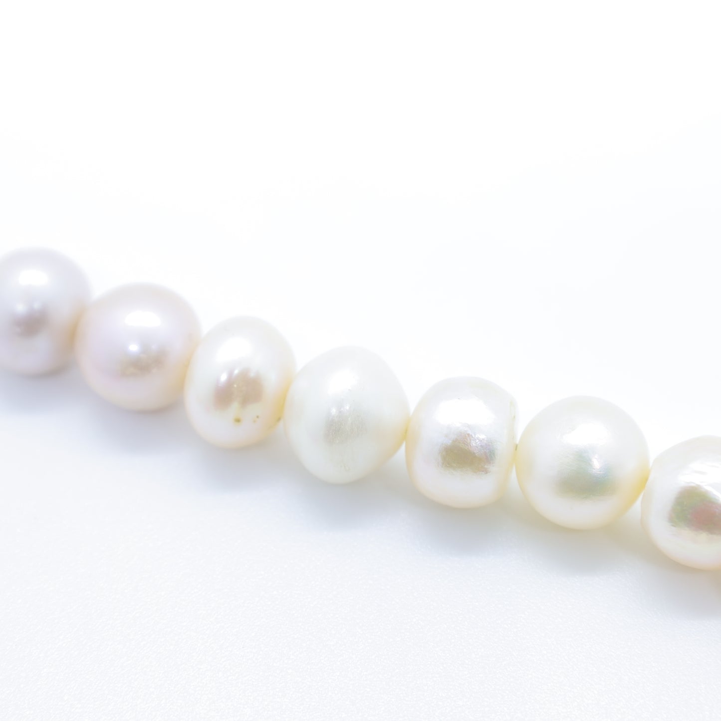 Collier Perles Baroques d’Eau Douce Blanches et Perles en Pâte de Verre Multicolore