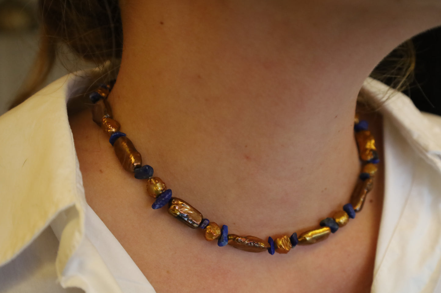 Collier Perles Baroques d'Eau Douce Dorées, Perles en Lapis Lazuli et Fermoir Mousqueton Argent