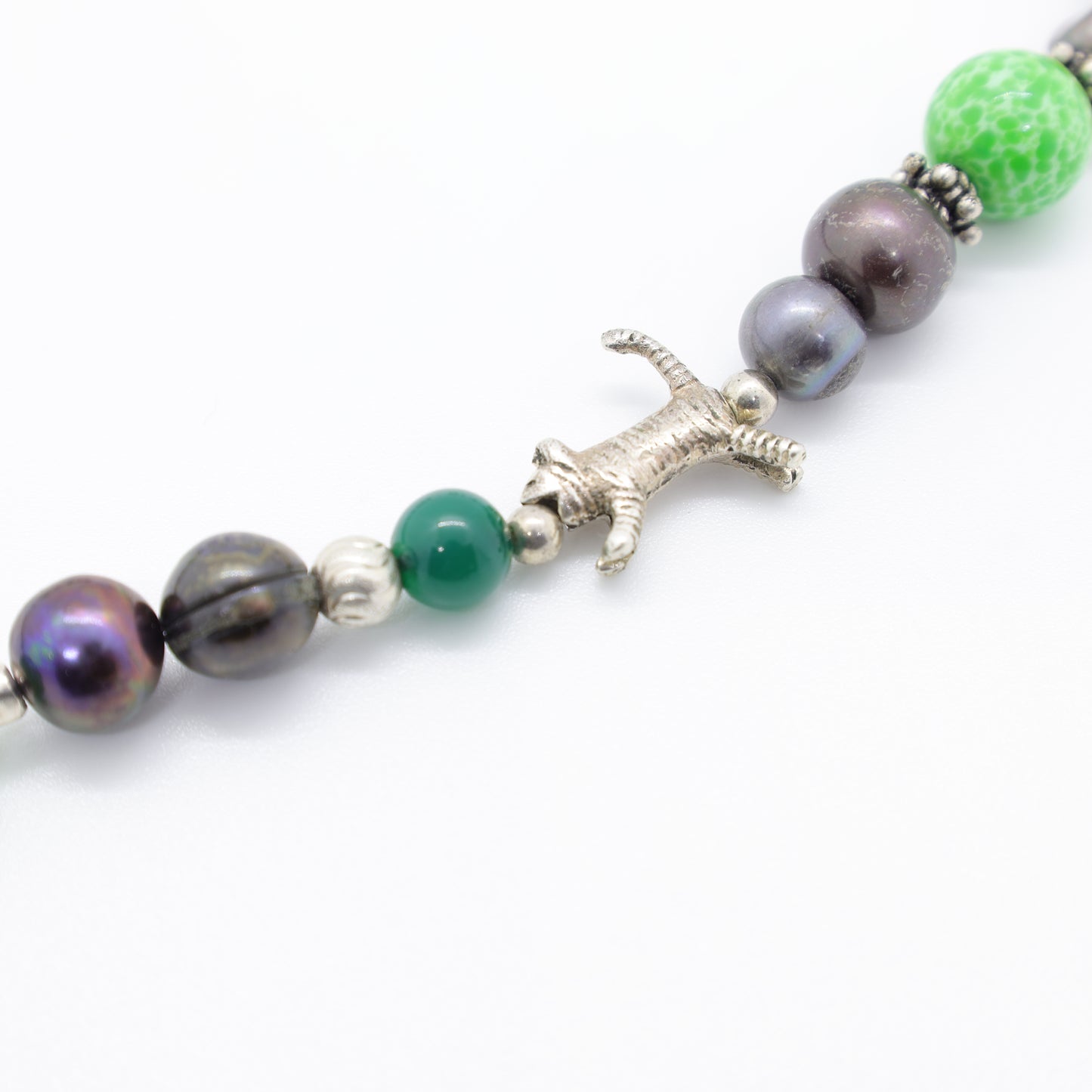 Collier Perles Baroques d'Eau Douce Noires, Malachite, Pâte de verre, Jade et Intercalaires Argent