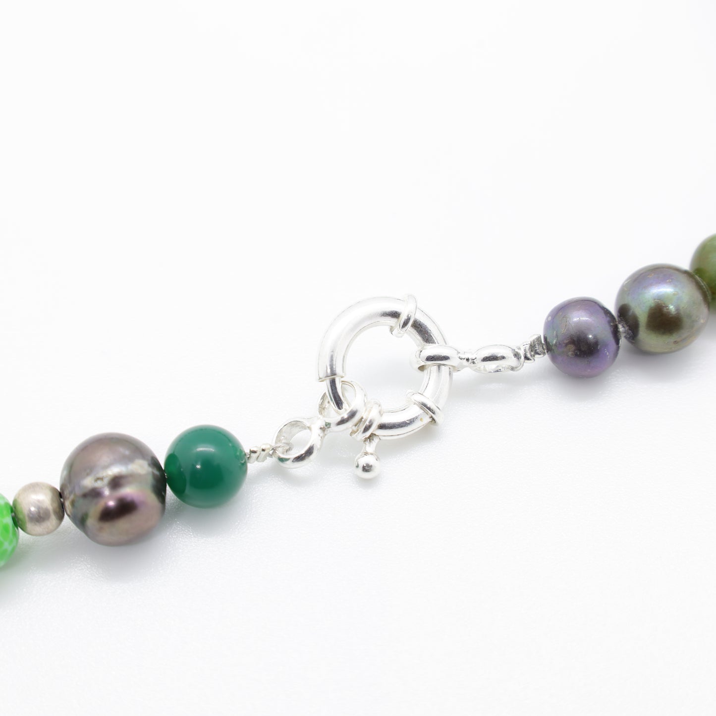 Collier Perles Baroques d'Eau Douce Noires, Malachite, Pâte de verre, Jade et Intercalaires Argent