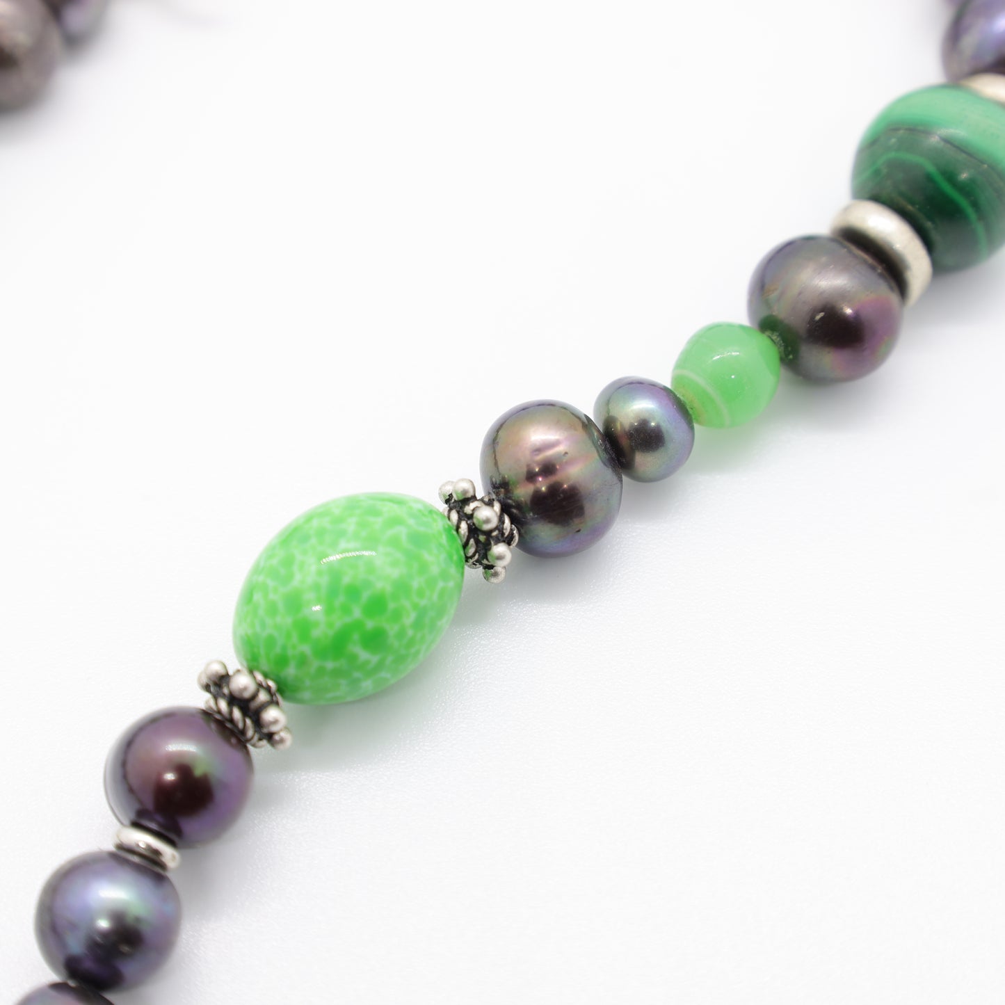 Collier Perles Baroques d'Eau Douce Noires, Malachite, Pâte de verre, Jade et Intercalaires Argent