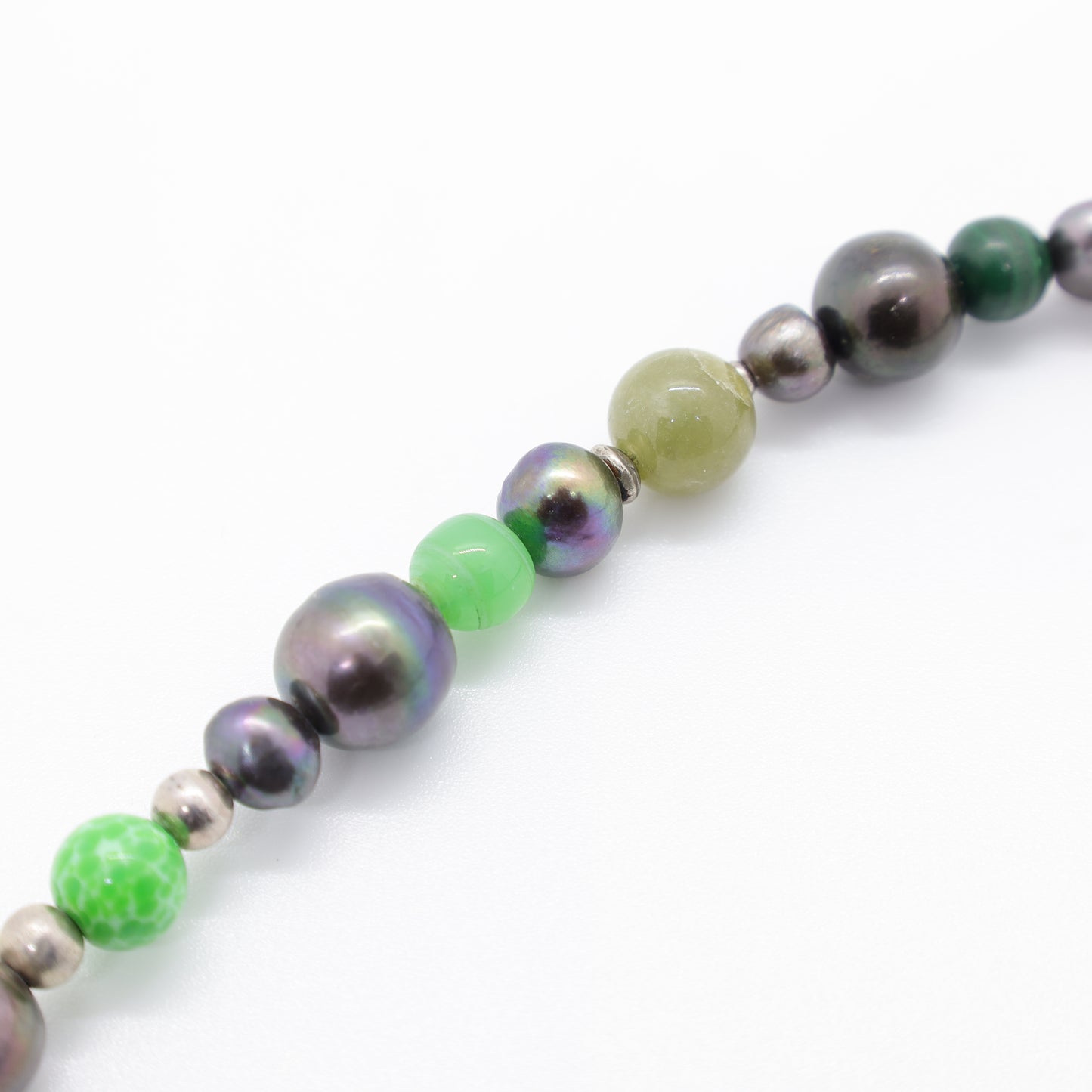 Collier Perles Baroques d'Eau Douce Noires, Malachite, Pâte de verre, Jade et Intercalaires Argent