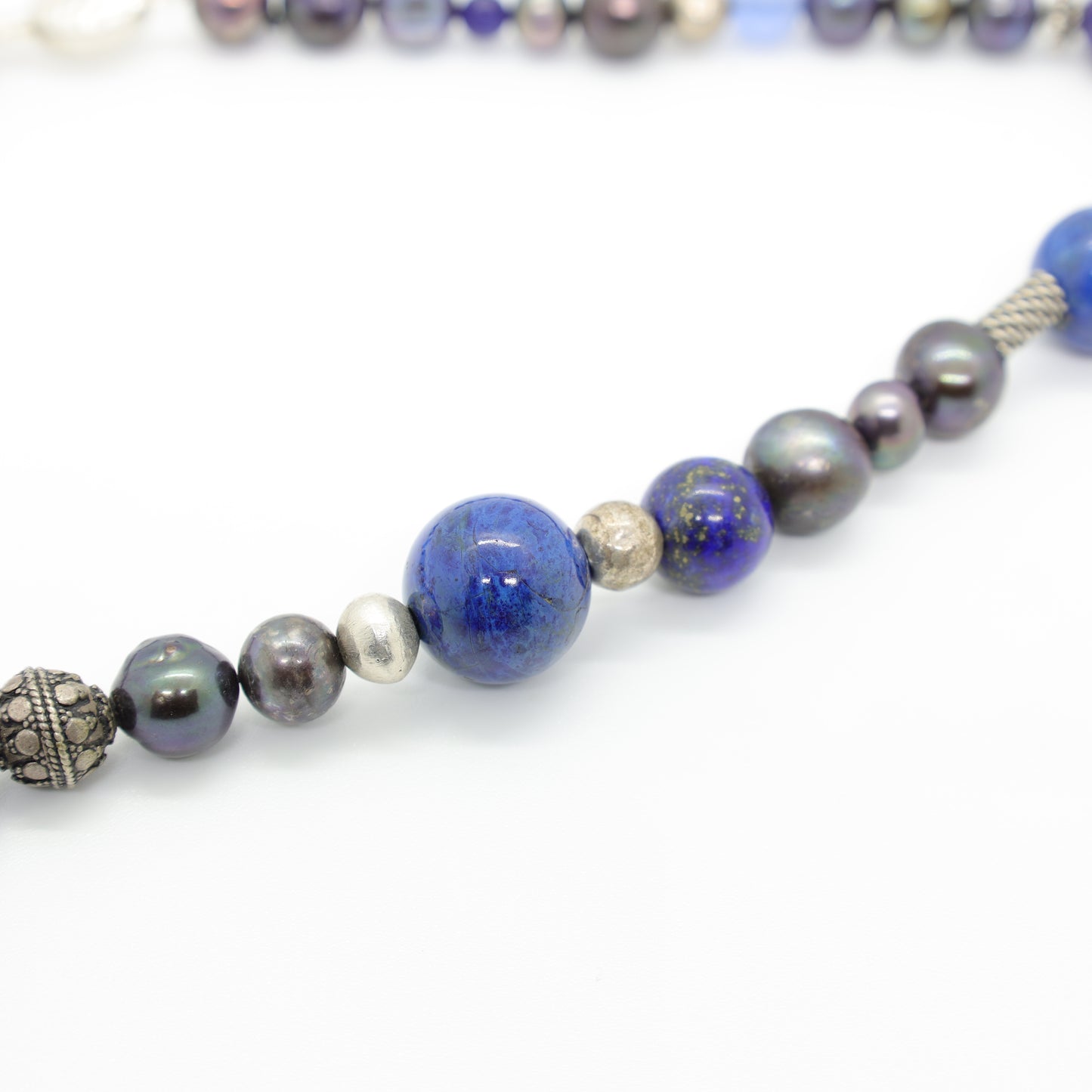 Collier Perles Baroques d'Eau Douce Noires, Lapis-Lazuli, Sodalite, Pâte de verre et Intercalaires Argent