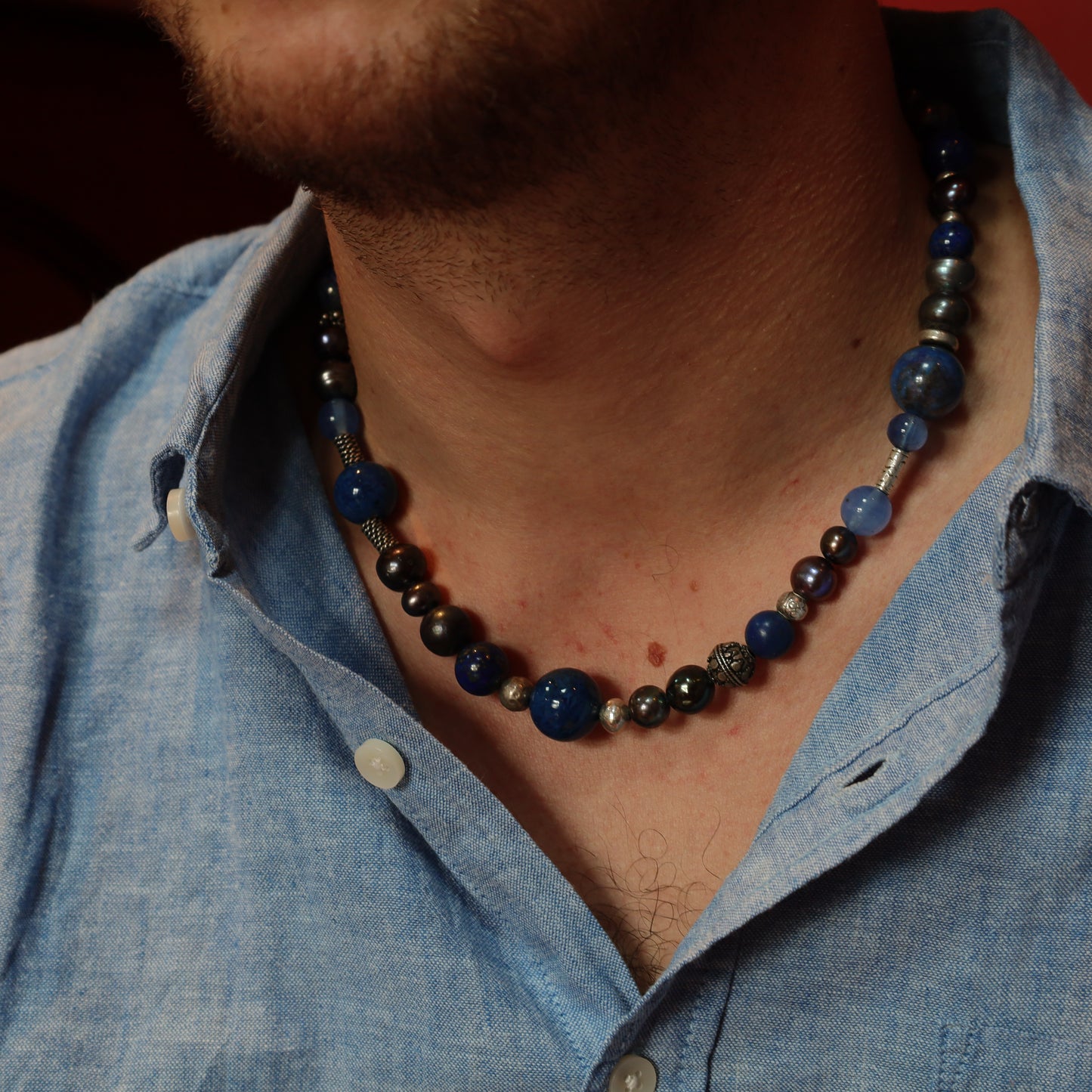 Collier Perles Baroques d'Eau Douce Noires, Lapis-Lazuli, Sodalite, Pâte de verre et Intercalaires Argent