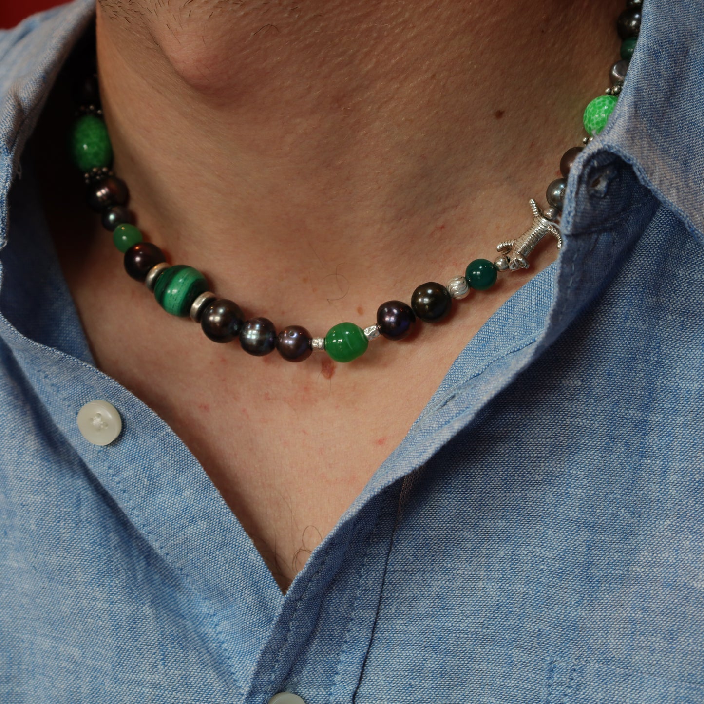 Collier Perles Baroques d'Eau Douce Noires, Malachite, Pâte de verre, Jade et Intercalaires Argent