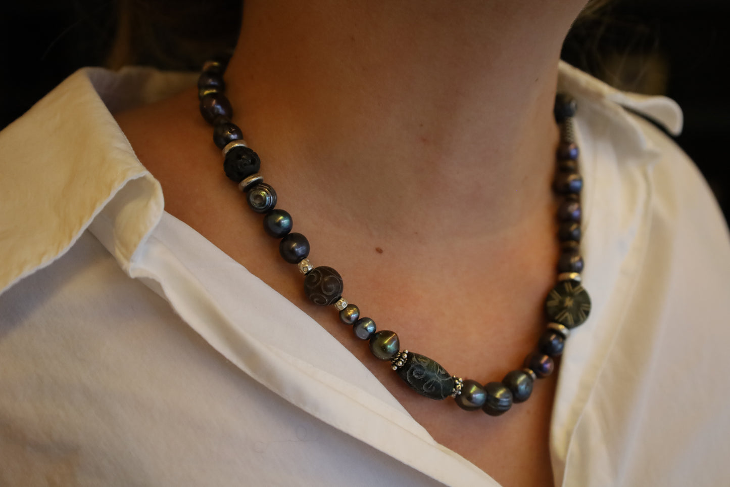 Collier Perles Baroques d'Eau Douce Noires, Perles Bois, Jade et Cornaline, Intercalaires Argent