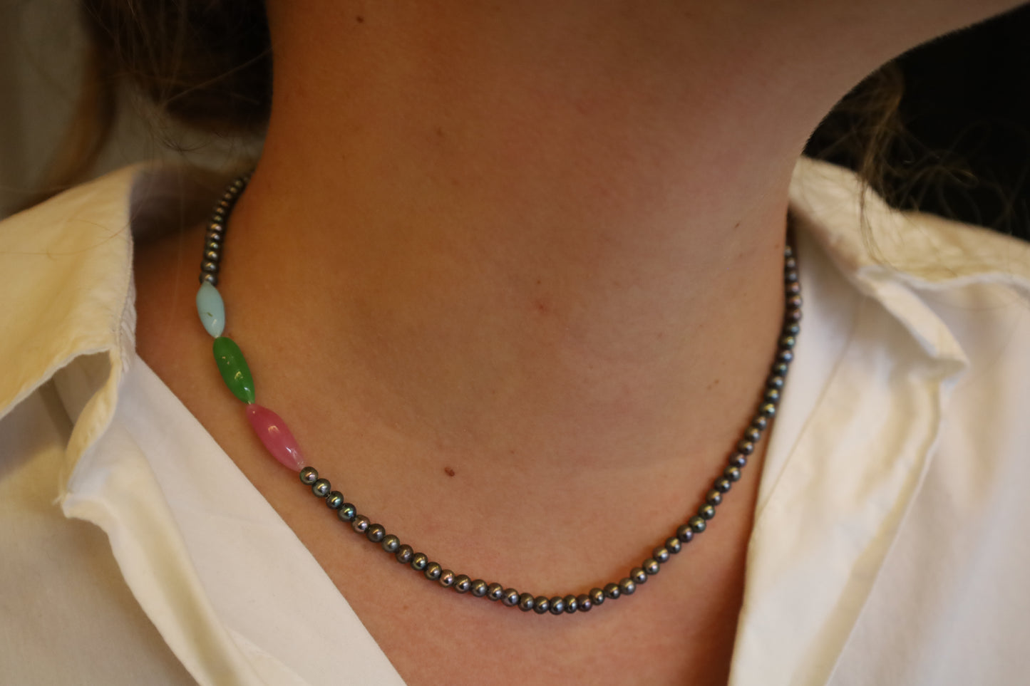 Collier Perles Baroques d'Eau Douce Noires, Gouttes en Pâtes de Verre Colorées et Fermoir Argent