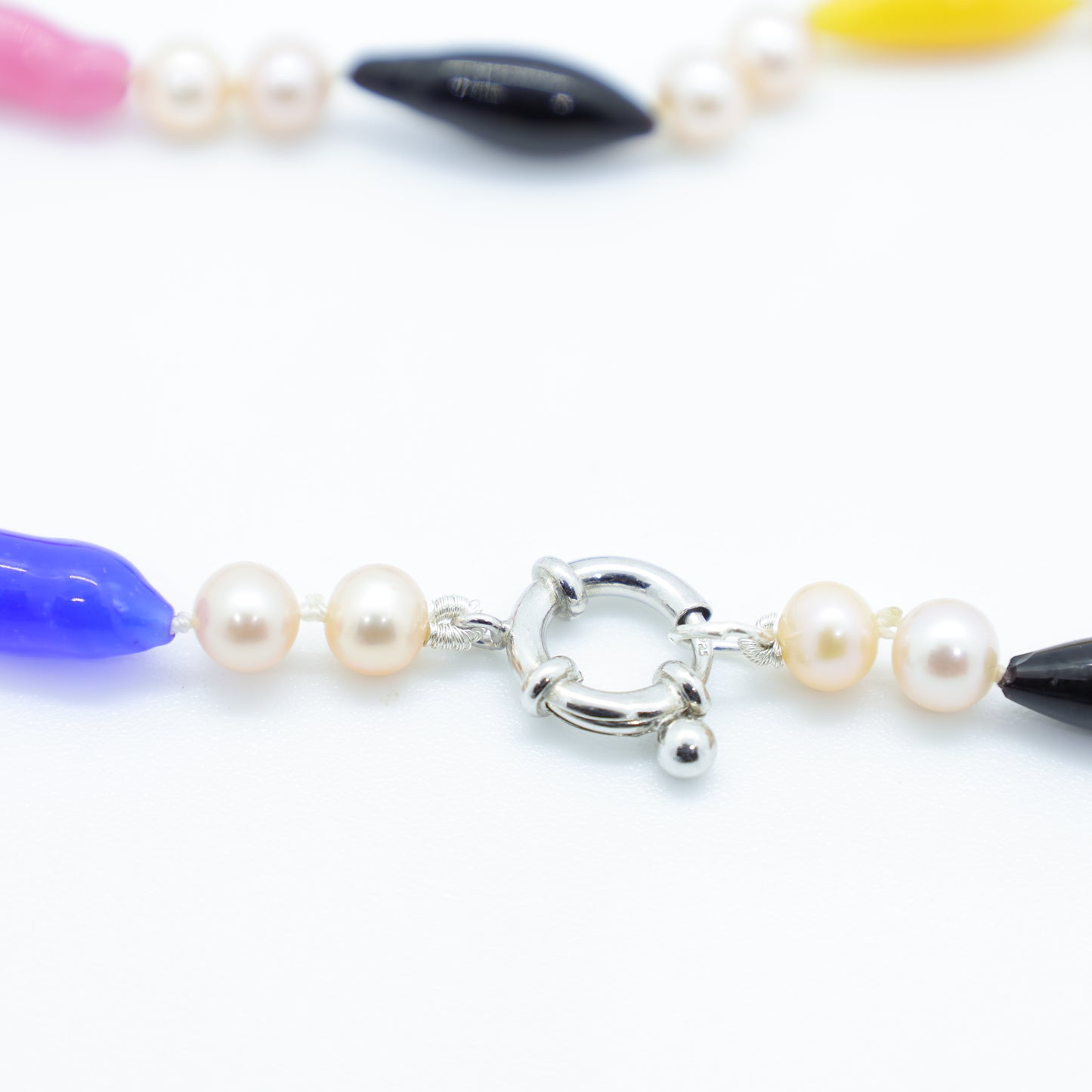 Collier Perles Baroques d'Eau Douce Saumonées et Gouttes en Pâtes de Verre Colorées