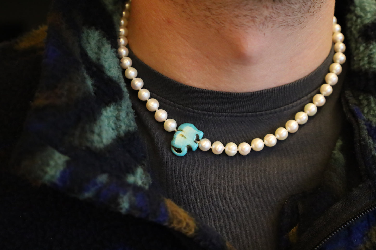 Collier Perles Baroques d'Eau Douce Blanches et Perle Éléphant en Turquoise Reconstituée