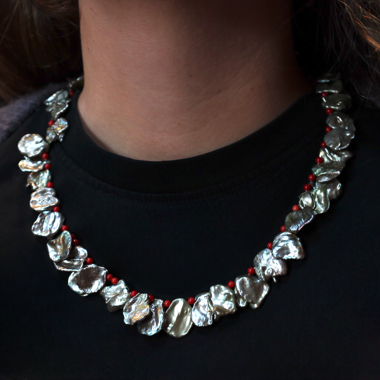 Collier Perles Keshi Teintées Vertes Pâles, Perles de Corail Rouge et Fermoir Argent