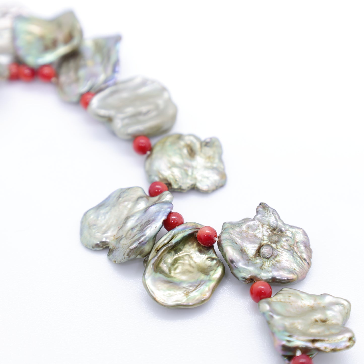 Collier Perles Keshi Teintées Vertes Pâles, Perles de Corail Rouge et Fermoir Argent